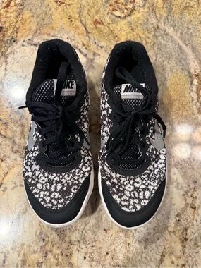 Nike Women’s Black and White Patterned Athletic Running Shoes